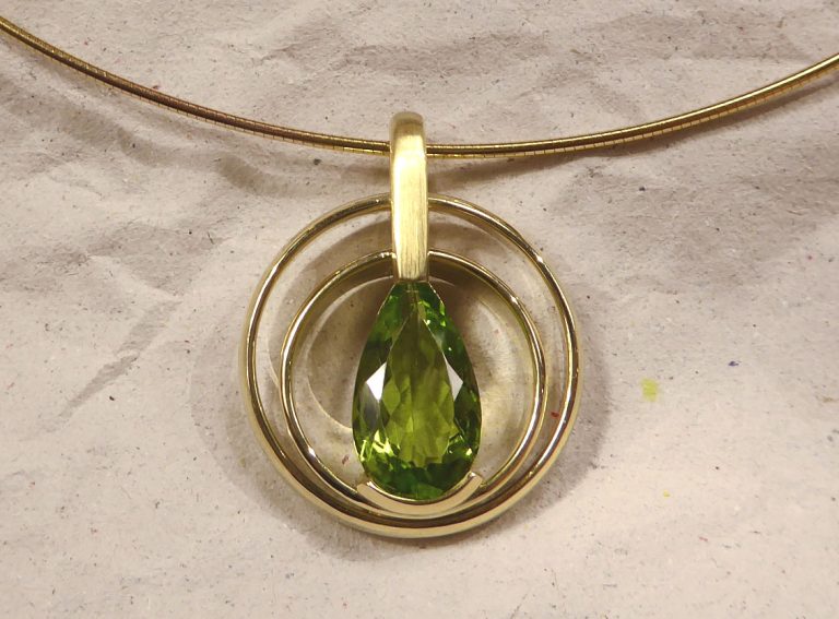 Anhänger mit Peridot-Tropfen